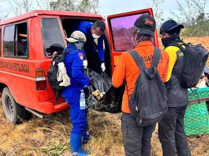 Proses evakuasi jenazah diduga korban KM Virgo Transport 8 di pesisir Seruyan, Kalteng. (dok Basarnas)