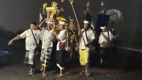 Prosesi ritual tradisi ngaro warga keturunan Madura di Desa Banjarangkan, Klungkung, Bali, Minggu (27/9/2026) dini hari. (Dok. Istimewa)