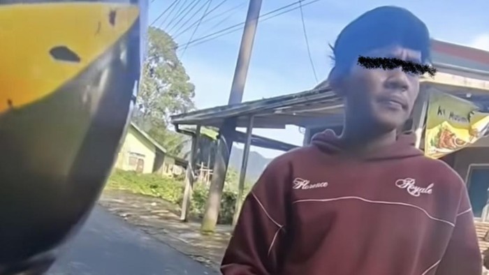Seorang pemuda diduga melakukan pungli di kawasan wisata Sidebuk-debuk, Karo.