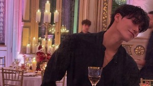 Isu kencan datang gegara video viral di media sosial yang menampilkan San berjalan dengan seorang perempuan, yang ternyata perwakilan dari brand di Italia. (Foto: dok. Instagram @choi3an)