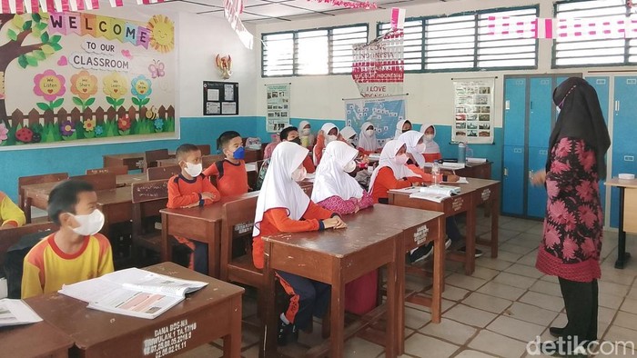 SD Negeri 115 Palembang melakukan pembelajaran tatap muka dengan menggunakan masker