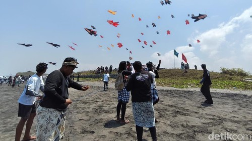 Sebanyak 1.501 peserta meramaikan Tabanan Kite Festival I 2026 di Pantai Batu Tampih, Desa Pangkung Tibah, Kecamatan Kediri, Tabanan, Minggu (27/9/2026). (Krisna Pradipta/detikBali)