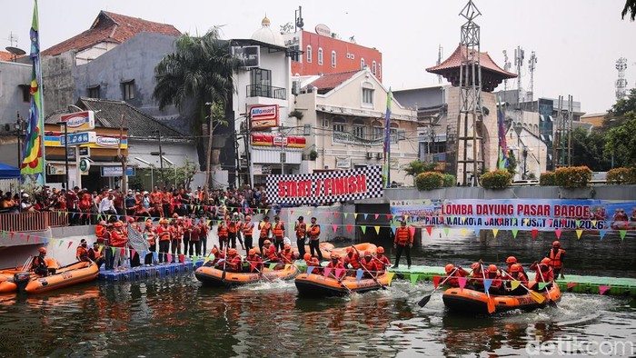 Sejumlah peserta memacu perahu karet dalam Lomba Dayung Pasar Baru 2026 di Anak Kali Ciliwung, Pasar Baru, Jakarta, Minggu (27/9/2026).

Perlombaan tersebut menjadi bagian dari rangkaian Festival Pasar Baru 2026 yang digelar Pemerintah Kota Jakarta Pusat bersama Komite Olahraga Masyarakat Indonesia (KORMI) Jakarta Pusat.