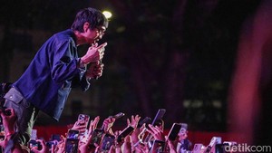 Vokalis Sheila On 7, Duta, mengapresiasi antusiasme penonton yang selalu setia hadir setiap kali band tersebut tampil di Pestapora. Duta menyebut Sheila On 7 merasa difavoritkan oleh penonton Pestapora lantaran sambutan yang konsisten besar dari tahun ke tahun. (Foto: Muhammad Azzam/detikcom)