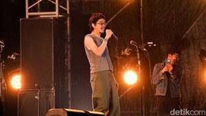 Sepanjang penampilannya, Sheila On 7 tampil energik membawakan lebih dari 10 lagu di hadapan penonton yang antusias bernyanyi bersama. (Foto: Muhammad Azzam/detikcom)