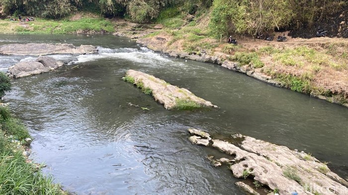 Situasi terkini sungai Brantas yang sempat berubah warna.