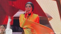 Syahrini Comeback Usai 7 Tahun Vakum, Reino Barack Kasih Peluk di Backstage