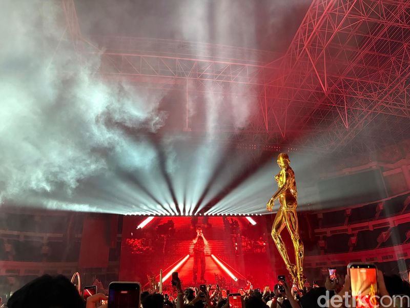 The Weeknd The Weeknd tampil dalam konser After Hours Til Dawn Tour di Jakarta International Stadium (JIS) pada Sabtu, 26 September 2026.