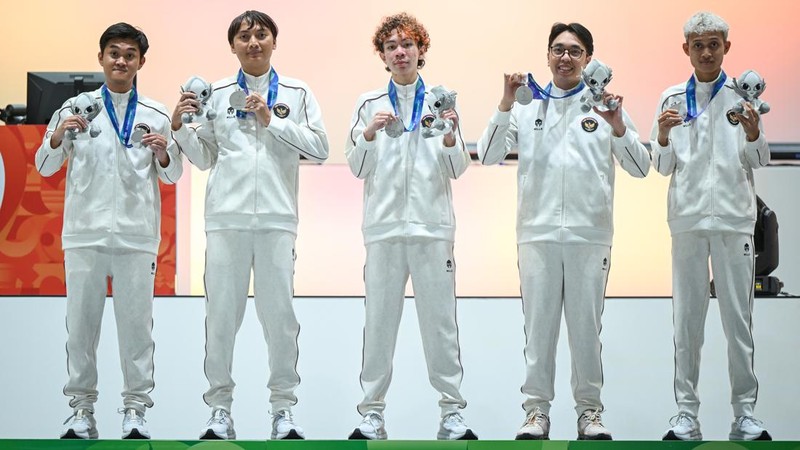 Sejumlah atlet Esport Indonesia (kanan) bersiap bertanding melawan tim Esport Jepang pada final Esport Moba Pokemon Unite Asian Games 2026 di Aichi Sky Expo Hall D, Tokoname, Aichi, Jepang, Minggu (27/9/2026). Tim Esport Indonesia meraih medali perak usai kalah 1-3 oleh Jepang pada partai puncak. ANTARA FOTO/Fauzan/sgd