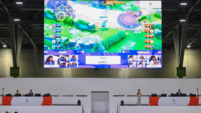 Sejumlah atlet Esport Indonesia (kanan) bersiap bertanding melawan tim Esport Jepang pada final Esport Moba Pokemon Unite Asian Games 2026 di Aichi Sky Expo Hall D, Tokoname, Aichi, Jepang, Minggu (27/9/2026). Tim Esport Indonesia meraih medali perak usai kalah 1-3 oleh Jepang pada partai puncak. ANTARA FOTO/Fauzan/sgd