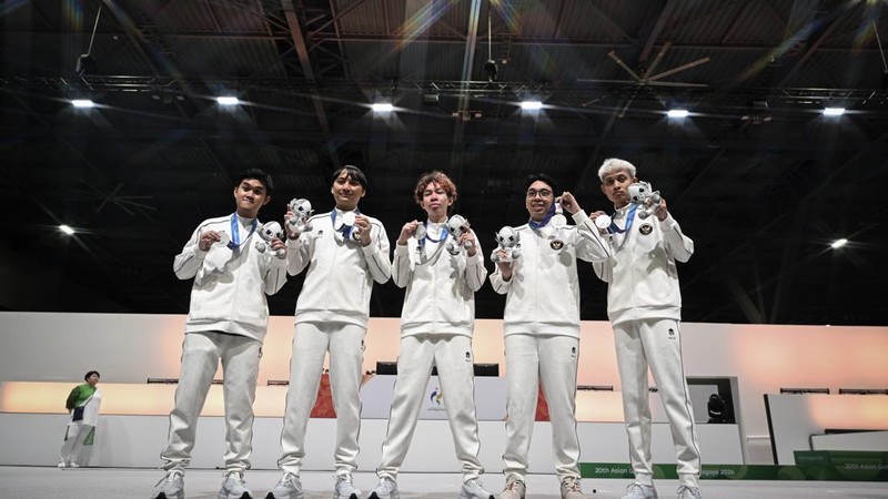 Sejumlah atlet Esport Indonesia (kanan) bersiap bertanding melawan tim Esport Jepang pada final Esport Moba Pokemon Unite Asian Games 2026 di Aichi Sky Expo Hall D, Tokoname, Aichi, Jepang, Minggu (27/9/2026). Tim Esport Indonesia meraih medali perak usai kalah 1-3 oleh Jepang pada partai puncak. ANTARA FOTO/Fauzan/sgd