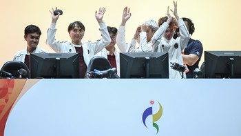 Hasil tersebut membuat Jepang keluar sebagai peraih medali emas, sementara Indonesia membawa pulang medali perak dari nomor Pokémon Unite. ANTARA FOTO/FAUZAN