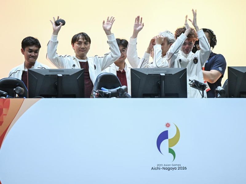 Sejumlah atlet Esport Indonesia (kanan) bersiap bertanding melawan tim Esport Jepang pada final Esport Moba Pokemon Unite Asian Games 2026 di Aichi Sky Expo Hall D, Tokoname, Aichi, Jepang, Minggu (27/9/2026). Tim Esport Indonesia meraih medali perak usai kalah 1-3 oleh Jepang pada partai puncak. ANTARA FOTO/Fauzan/sgd