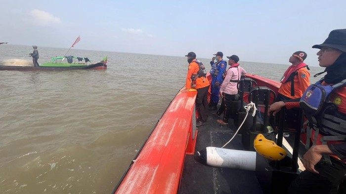 Tim SAR melakukan pencarian nelayan hilang di Perairan Kuala Tungkal, Jambi