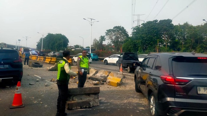 Truk muatan bensin kecelakaan di tol Jagorawi. (Dok. Istimewa)