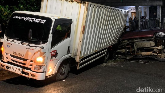 Truk pengangkut galon saat menghantam Toyota Kijang, Sabtu (26/9) malam.