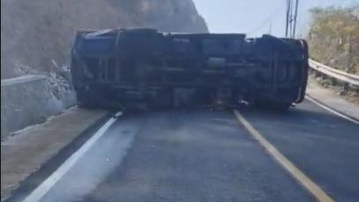 Truk tangki DPD NasDem Bone Bolango terguling saat bawa bantuan air.