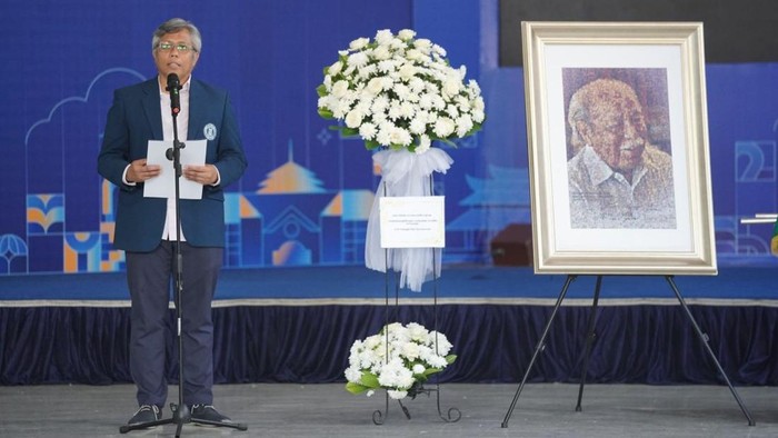 Upacara pelepasan jenazah Guru Besar Emeritus Fakultas Seni Rupa dan Desain (FSRD) ITB, Prof. Widagdo.