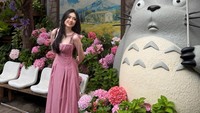 Vanessa Khong sebelumnya sempat galau terkait hubungannya dengan Indra Kenz. Iya nih guys aku gimana ya perasaanku galau banget. Aku galau karena kalian tahu aku pacaran sama Indra dari umur 19 tahun, sekarang aku sudah umur 25 tahun. Kalau dihitung-hitung kita lebih banyak waktu pacaran pas dia lagi di dalam daripada di luar, tulisnya pada April 2026 lalu. (Foto: dok Instagram vanessakhongg)