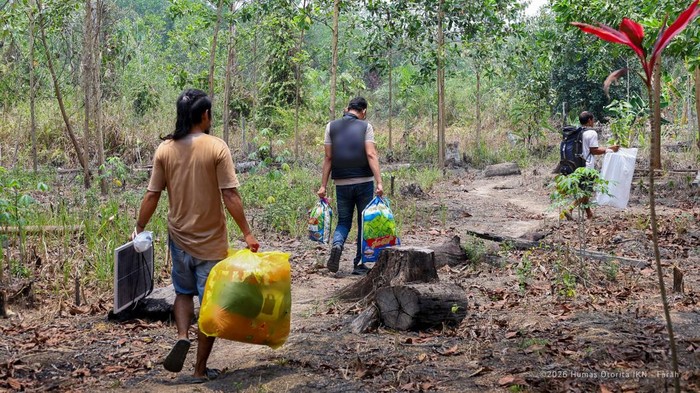 Warga meninggalkan kawasan Taman Hutan Raya (Tahura) Bukit Soeharto secara sukarela. (dok Humas Otorita IKN)