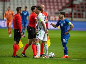 Video Hal Tak Biasa Saat Irlandia Hajar Israel: Kiper Mundur-Ogah Salaman