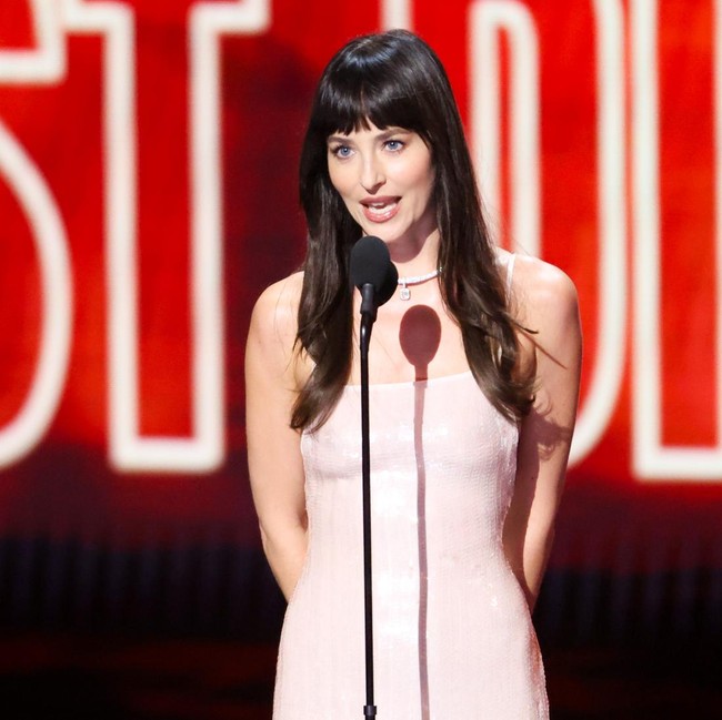 Gaya Dakota Johnson Pakai Naked Dress Versi Lebih Demure di MTV VMA 2026