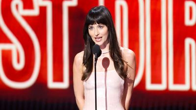 Gaya Dakota Johnson Pakai Naked Dress Versi Lebih Demure di MTV VMA 2026