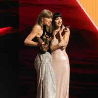 Dakota Johnson memeriahkan MTV VMA 2026. Aktris ‘Fifty Shades of Grey’ tersebut kembali mengenakan ‘naked dress’ kali ini versi lebih ‘demure’. Foto: Getty Images/Kevin Winter