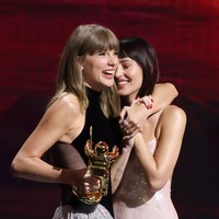 Dalam kesempatan itu, Dakota Johnson hadir untuk mempersembahkan penghargaan kepada Taylor Swift sebagai Artist Director Honors.  Foto: Getty Images/Kevin Winter