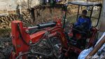 60 Tahun Tak Dikeruk, Lumpur Anak Kali Krukut Diangkat