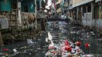 60 Tahun Tak Dikeruk, Lumpur Anak Kali Krukut Diangkat