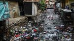 60 Tahun Tak Dikeruk, Lumpur Anak Kali Krukut Diangkat