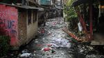 60 Tahun Tak Dikeruk, Lumpur Anak Kali Krukut Diangkat