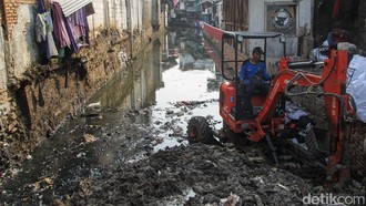 60 Tahun Tak Dikeruk, Lumpur Anak Kali Krukut Diangkat