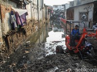 60 Tahun Tak Dikeruk, Lumpur Anak Kali Krukut Diangkat