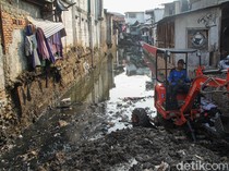 60 Tahun Tak Dikeruk, Lumpur Anak Kali Krukut Diangkat