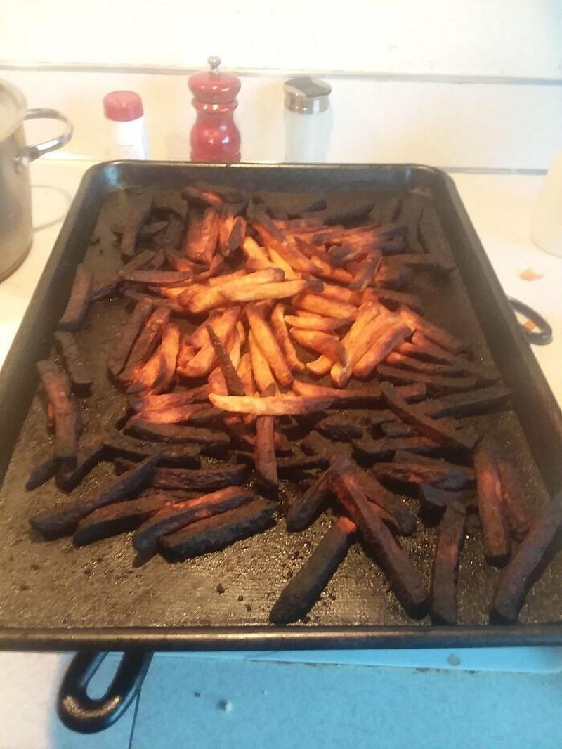 Orang-orang ini bagikan momen ketika mencoba masak, namun gagal. Di antara ini semua, mana yang menurutmu masih bisa dimakan?