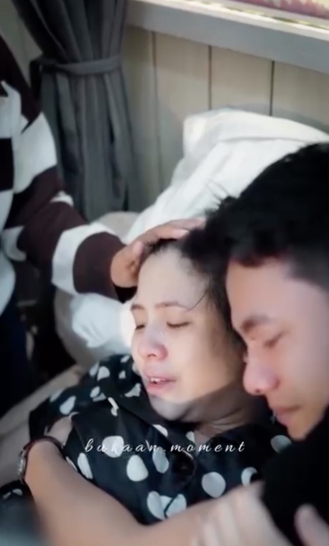 Penuh perjuangan, Zara melahirkan anak pertamanya melalui proses persalinan normal. Dari video yang dibagikan terlihat Zara menahan kesakitan proses kontraksi saat melahirkan. Foto: Instagram/@zaraadhsty