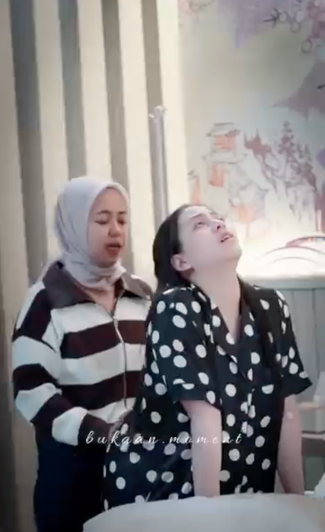 Kenakan piyama polkadot hitam, Zara tampak ditemani dan dibantu oleh seorang Doula. Doula tersebut bertugas untuk memberikan dukungan emosional, fisik, dan non-medis selama proses persalinan. Foto: Instagram/@zaraadhsty