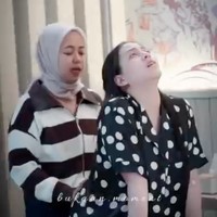 Kenakan piyama polkadot hitam, Zara tampak ditemani dan dibantu oleh seorang Doula. Doula tersebut bertugas untuk memberikan dukungan emosional, fisik, dan non-medis selama proses persalinan. Foto: Instagram/@zaraadhsty