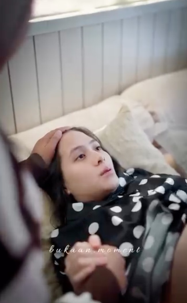 Kamu datang, dan dunia kami berubah dengan cara yang begitu indah. Sejak hari itu, kami belajar lagi setiap harinya-belajar mengenal kamu, memahami cinta yang baru, dan pelan-pelan belajar jadi orang tua buat kamu. Terima kasih sudah memilih dan mempercayakan kita untuk menjadi orang tua kamu, sayang. Kita janji akan selalu menjaga kepercayaan kamu dengan penuh kasih sayang. Salam hangat buat keluarga, sahabat, teman, dan semua yang selama ini udah mendoakan dan ikut menanti kelahiran putra kami, tulis keterangan dalam unggahan Zara. Foto: Instagram/@zaraadhsty