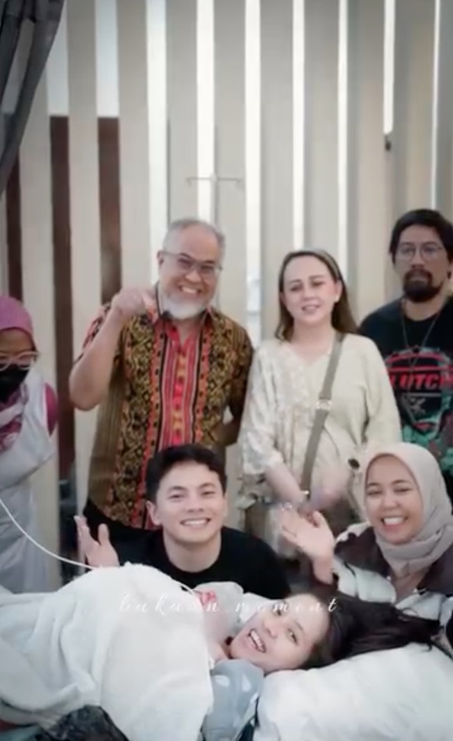 Keluarga Zara juga turut hadir menyaksikan proses persalinan. Kebahagiaan pun semakin lengkap setelah sang putra berhasil terlahir ke dunia. Foto: Instagram/@zaraadhsty