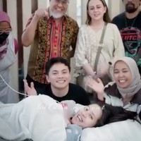 Keluarga Zara juga turut hadir menyaksikan proses persalinan. Kebahagiaan pun semakin lengkap setelah sang putra berhasil terlahir ke dunia. Foto: Instagram/@zaraadhsty
