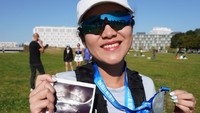 Agnes Yuliavitriani finis maraton di Berlin dengan waktu 4 jam 42 menit. Ia menunjukkan medali dan foto USG tengah hamil. (Foto: dok Instagram agnesyv)