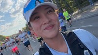 Secara teknis, kita berdua mendapatkan medali ini. 42.195K dengan teman lari terkecilku! Maraton pertama bayi laki-laki: Berlin. Standar sudah cukup tinggi, nak, tulis Agnes Yuliavitriani dilihat di Instagram, Senin (28/9/2026). (Foto: dok Instagram agnesyv)