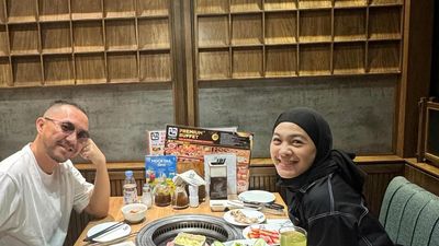Momen Hangat Ananda Omesh dan Keluarga saat Sarapan hingga Jajan Es Krim