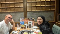 Momen Hangat Ananda Omesh dan Keluarga saat Sarapan hingga Jajan Es Krim