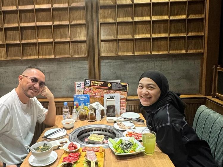 Momen Hangat Ananda Omesh dan Keluarga saat Sarapan hingga Jajan Es Krim