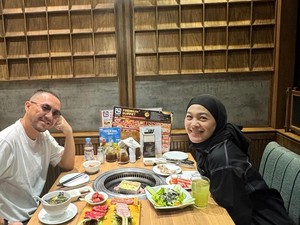 Momen Hangat Ananda Omesh dan Keluarga saat Sarapan hingga Jajan Es Krim