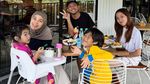 Momen Hangat Ananda Omesh dan Keluarga saat Sarapan hingga Jajan Es Krim